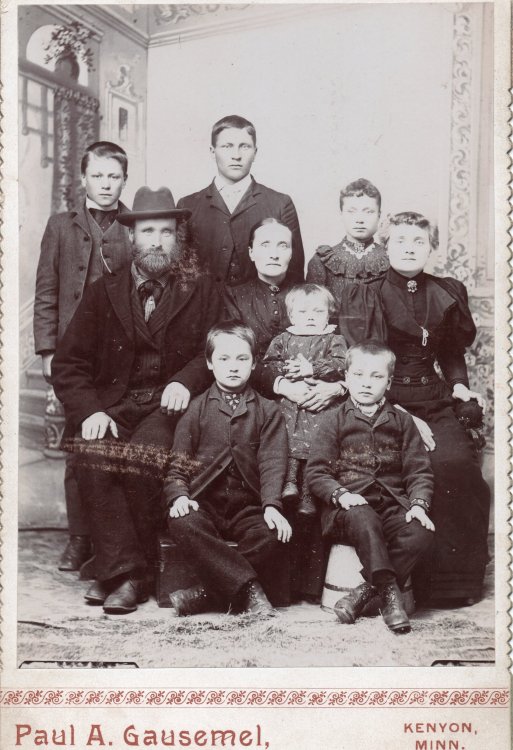 748273750_9.Siri(Solheim)ogNilsGausemelmednoenavbarna.BakfravAndreasAmundogIngeborg.MidtNilsKaren(svigerdtr)ogSiri.ForanLarsogJohannes.Normannpmorasfang.thumb.jpg.59d207db3fc066bea604f76274c62fae.jpg