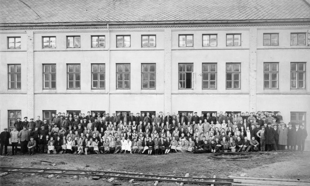Arbeidsstokken på Devoldfabrikken ca. 1926.jpg