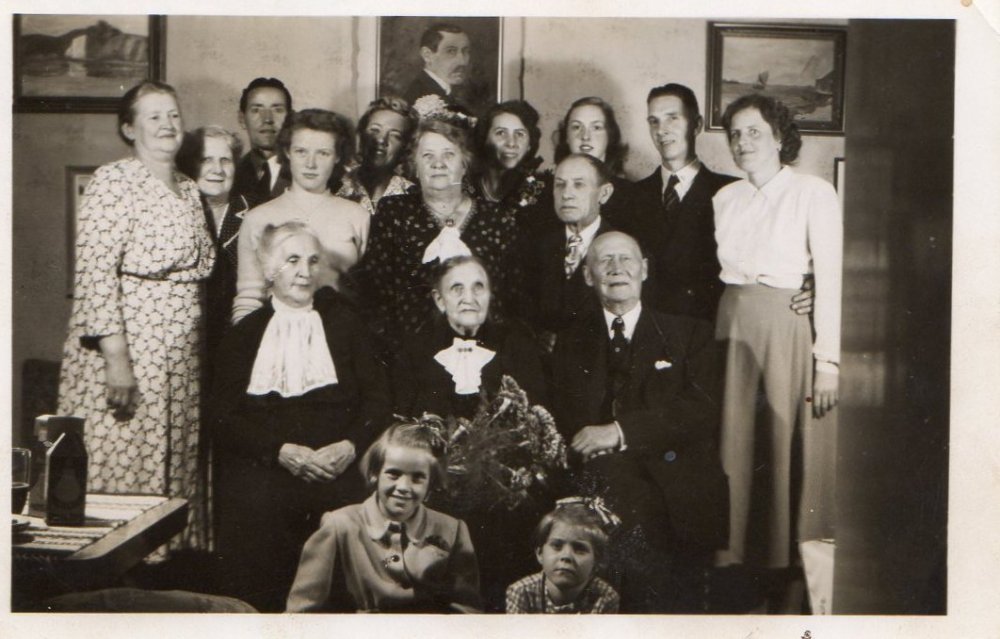 1280950302_fravenstreRuthLinneaTandberg(Jensen)ukjentHans(Audsmann)AudJensenAliceCecilieTait(Nordli)-obert)RobertAndersonTaitforanfravenstreHannaStenhuk(S.thumb.jpg.2a4ddd9573a4aecf7a625fb0613e97a8.jpg