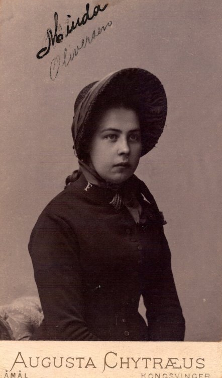 Minda Oliversen - portrettkort.jpg