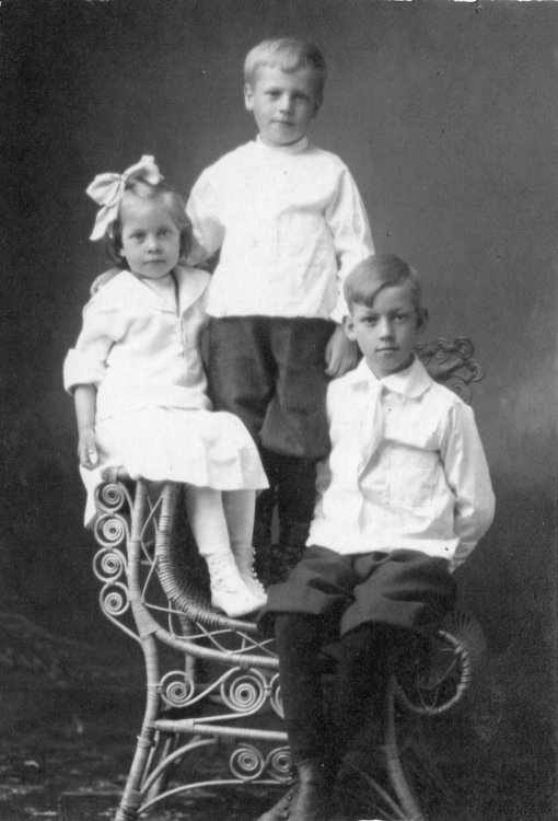 4. Ivanhoe (t.h), Clifford og Thelma Solheim, ca 1912.jpg